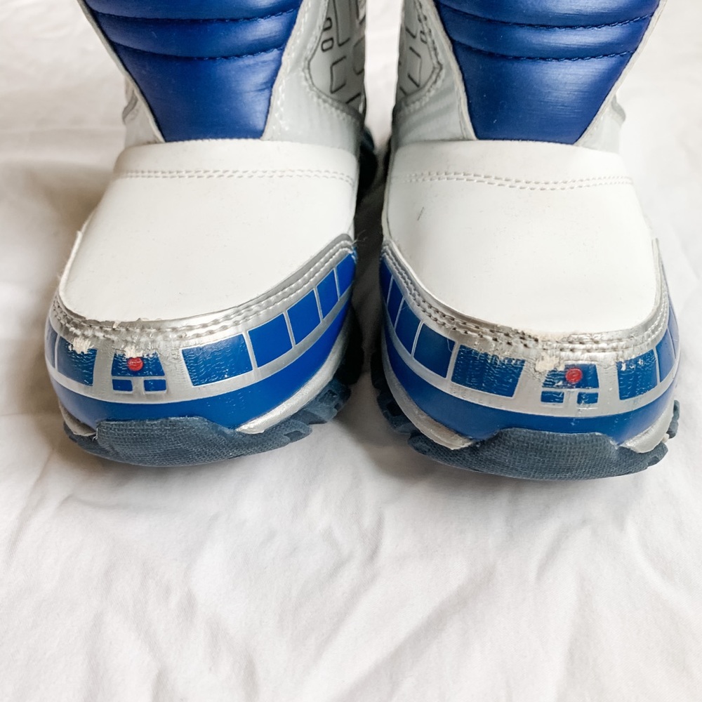 Adorable R2D2 snow boots! - Picture 2 of 6